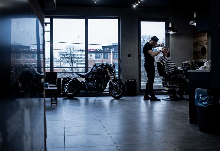 Salon Złotobrody w Międzylesiu: barber przy pracy przy dużych oknach
