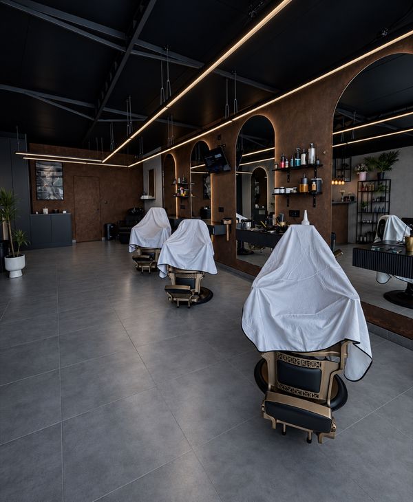 Salon Złotobrody w Wiązownie: fotele barberskie i lustra w łukach